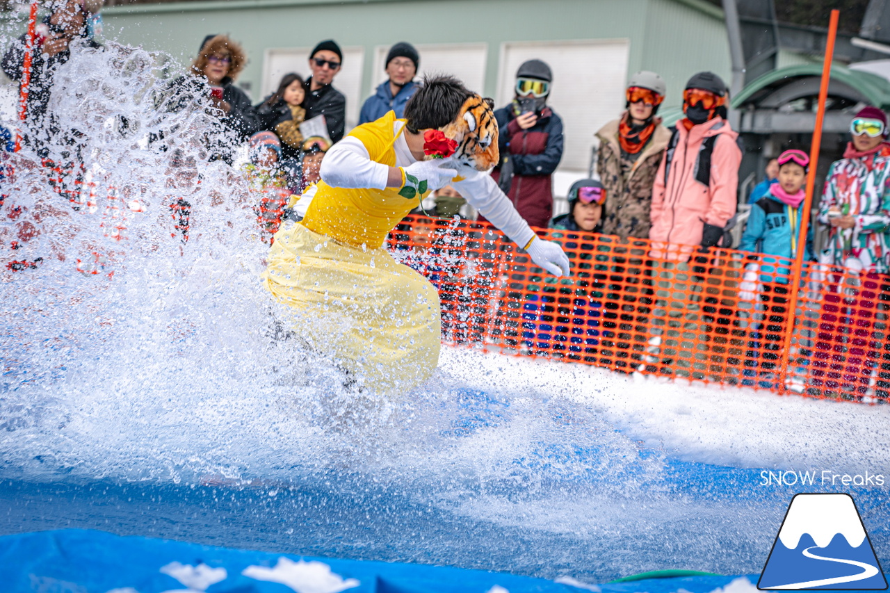 富良野スキー場｜季節は、まだ冬？それとも…？小雪が舞い、たくさんの雪が残る富良野スキー場で、春の恒例イベント『春スキー池渡り大会』開催(^^)/